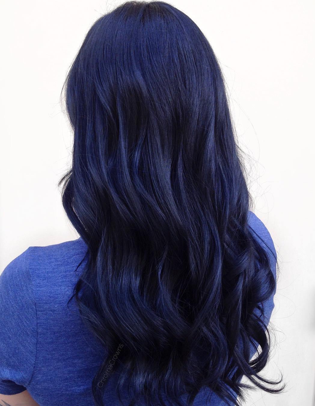 Blue Black Hair: Wie man es richtig macht  