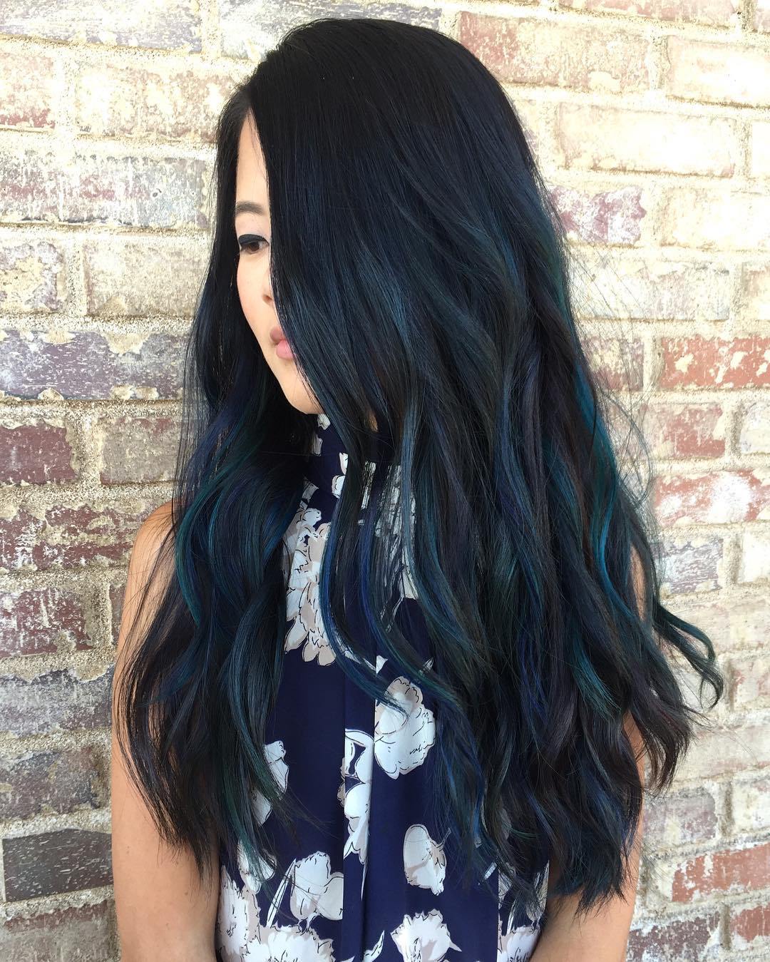 Blue Black Hair: Wie man es richtig macht  