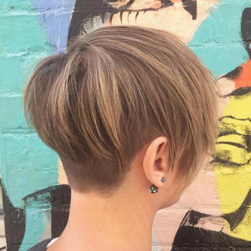 20 Bold and Daring nimmt den rasierten Pixie Cut  