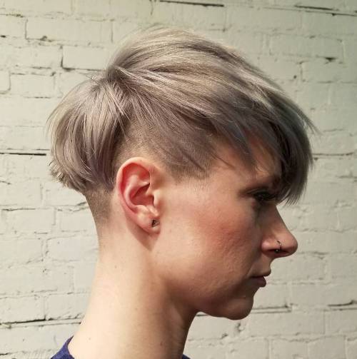 20 Bold and Daring nimmt den rasierten Pixie Cut  