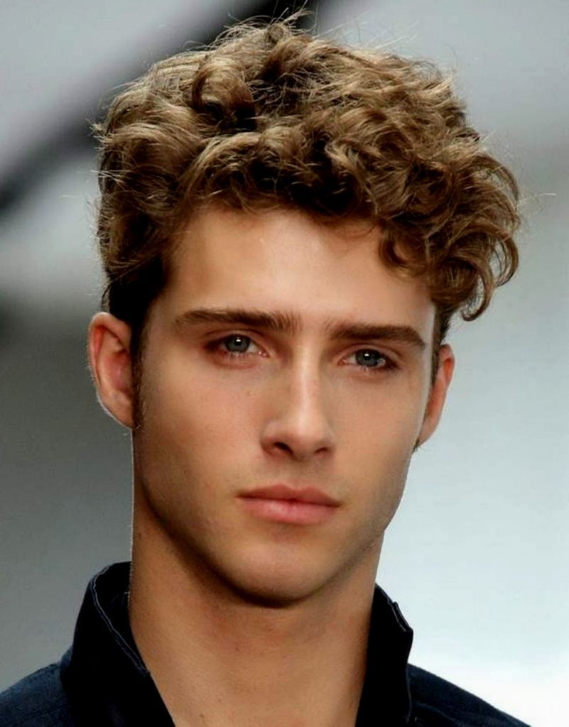 18 lockige Frisuren für Männer charismatisch aussehen  