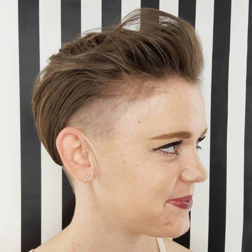 20 Bold and Daring nimmt den rasierten Pixie Cut  