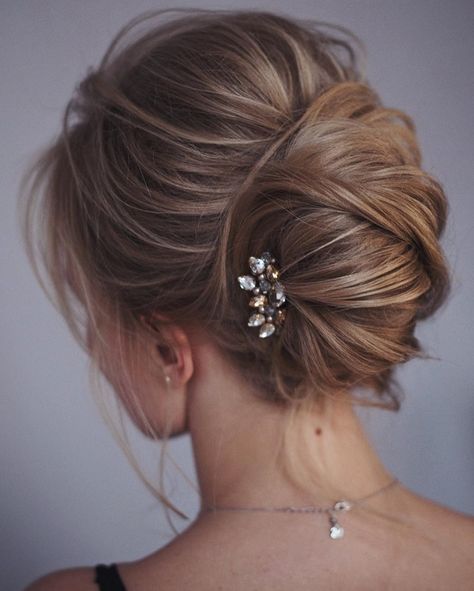 30 charmante und schillernde Prom Updos für Frauen  