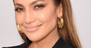 Blowout-Frisuren: Jennifer Lopez's straight look vs. voluminös 